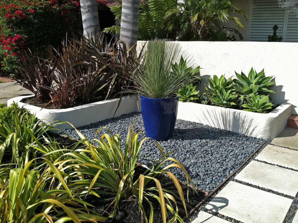 Front Yard Entry with Cement Walls and Features - Contemporary