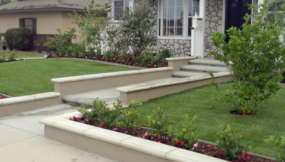 Design ideas for a medium sized classic garden in Orange County.