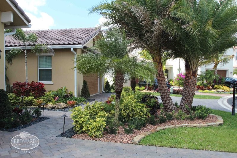 Photo of a mid-sized tropical partial sun front yard gravel landscaping in Miami.
