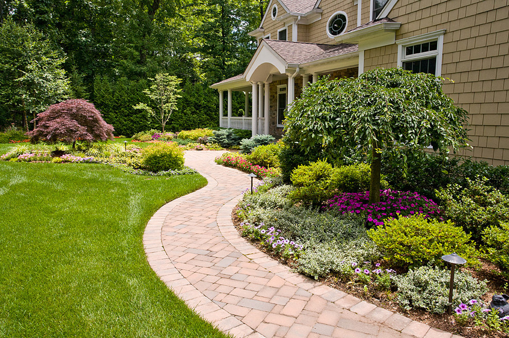 Photo of a transitional landscaping in New York.