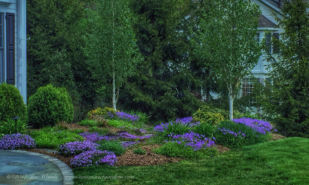 Mittelgroßer Klassischer Vorgarten im Frühling mit direkter Sonneneinstrahlung und Natursteinplatten in New York