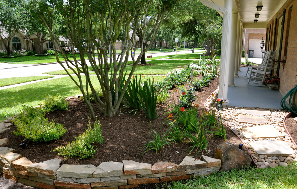 Esempio di un giardino stile americano esposto in pieno sole davanti casa in primavera