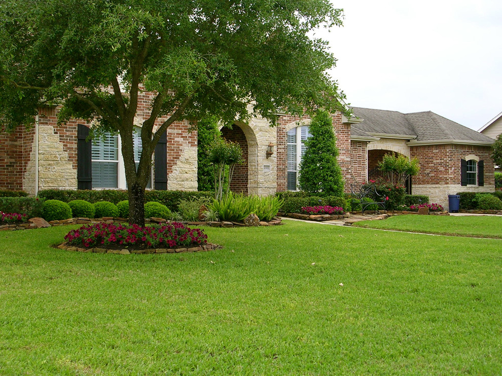 Inspiration for a full sun front yard landscaping in Houston.