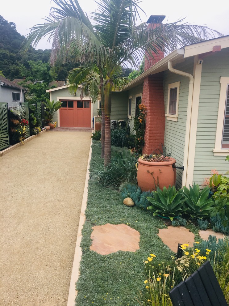Kleiner Garten neben dem Haus mit Auffahrt und direkter Sonneneinstrahlung in Santa Barbara