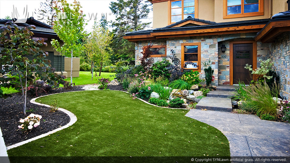 Esempio di un piccolo giardino american style esposto in pieno sole davanti casa con un ingresso o sentiero e pavimentazioni in cemento