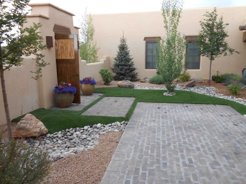 Immagine di un piccolo giardino american style davanti casa con un ingresso o sentiero e pavimentazioni in mattoni