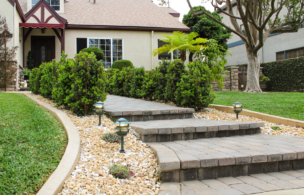 Idee per un grande giardino xeriscape american style esposto in pieno sole davanti casa con pavimentazioni in cemento