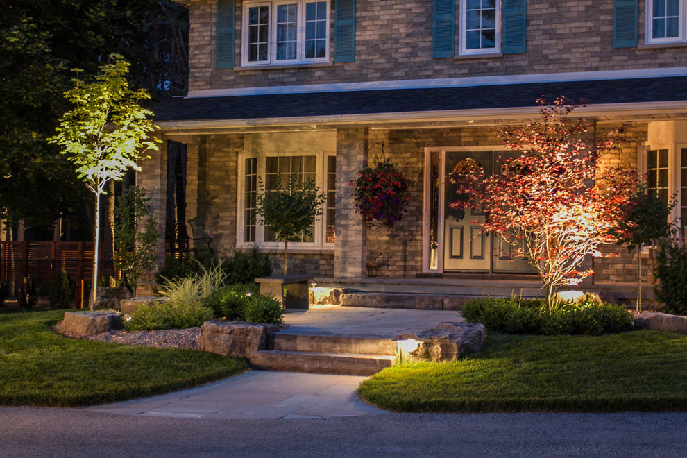 Front yard landscaping in Oakridges Contemporary Landscape Toronto by Horvath Design