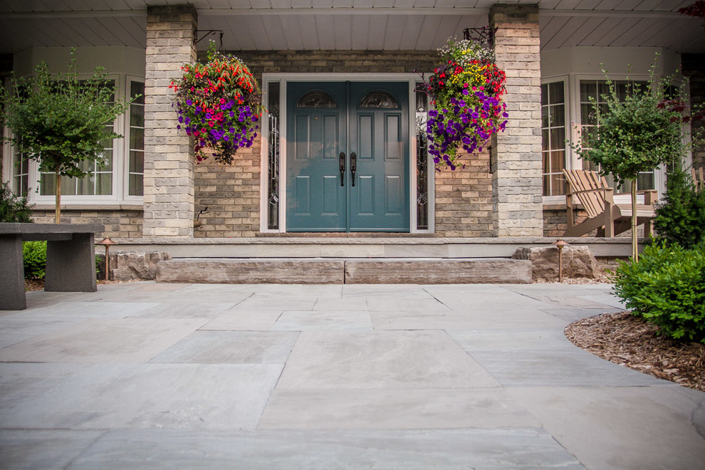 Esempio di un vialetto d'ingresso minimal esposto a mezz'ombra davanti casa e di medie dimensioni in primavera con un ingresso o sentiero e pavimentazioni in pietra naturale