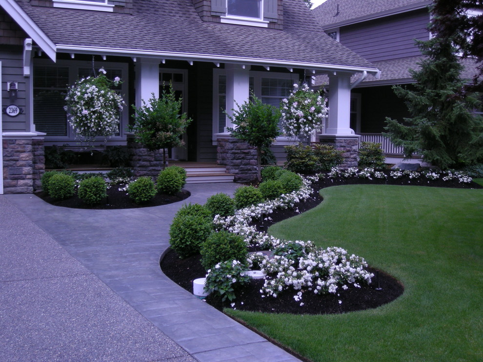 Design ideas for a traditional landscaping in Vancouver.