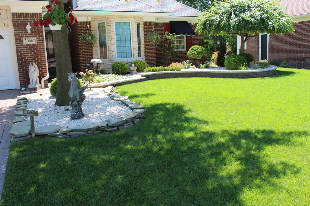 Idee per un piccolo giardino classico esposto in pieno sole davanti casa con pavimentazioni in mattoni