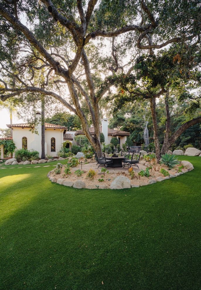 Идея дизайна: засухоустойчивый сад на переднем дворе в средиземноморском стиле с газонным бордюром и полуденной тенью