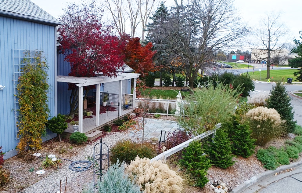 Idée de décoration pour un jardin avant design de taille moyenne et l'automne avec des pavés en pierre naturelle et une exposition ensoleillée.