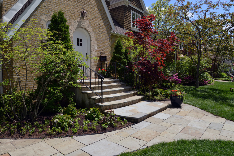 Ispirazione per un piccolo giardino chic esposto in pieno sole davanti casa con pavimentazioni in pietra naturale