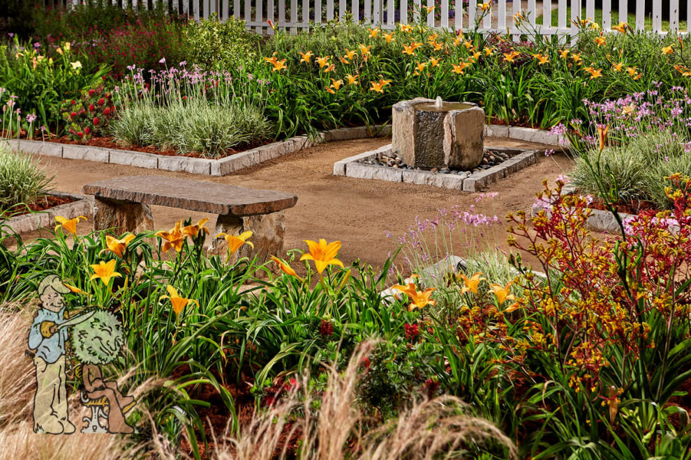 Идея дизайна: солнечный, весенний засухоустойчивый сад среднего размера на переднем дворе в стиле фьюжн с камнем в ландшафтном дизайне, хорошей освещенностью, покрытием из гранитной крошки и с деревянным забором