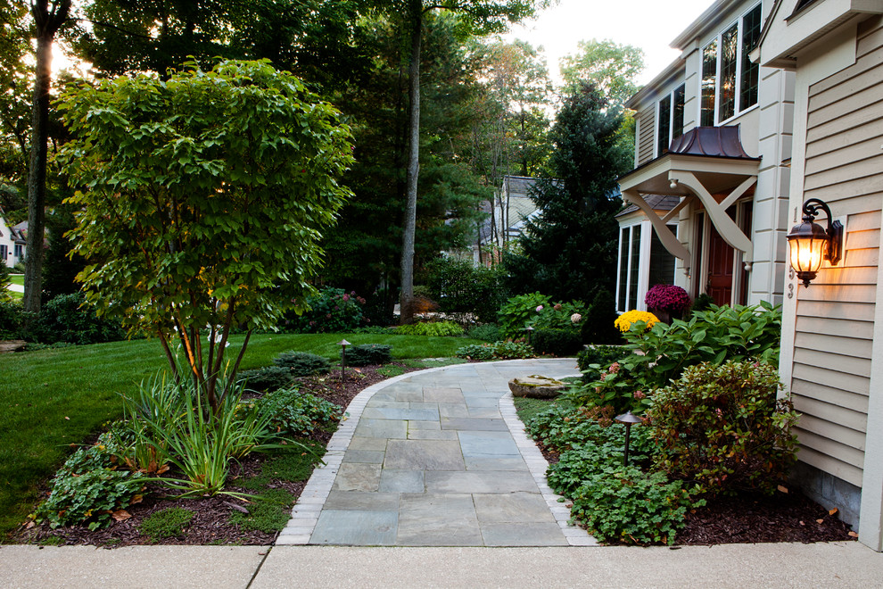 Design ideas for a traditional landscaping in Grand Rapids.