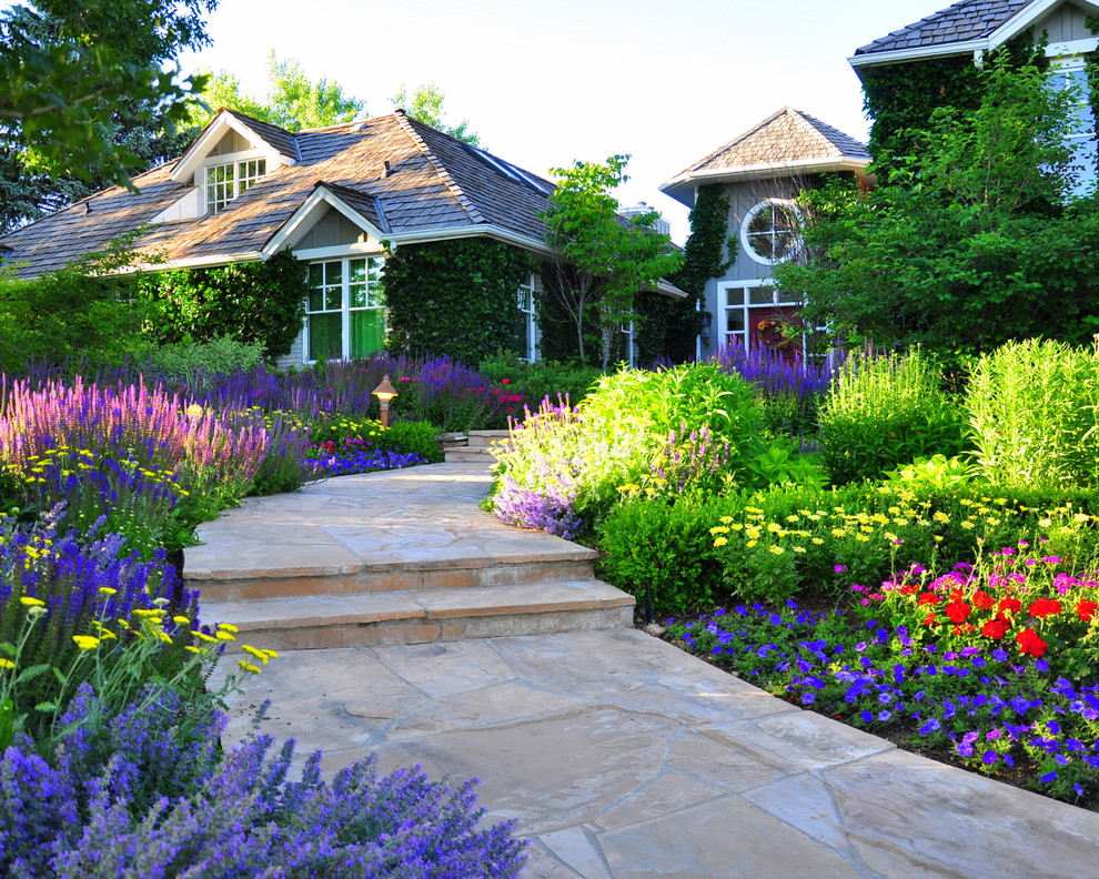Ispirazione per un giardino tradizionale davanti casa in estate