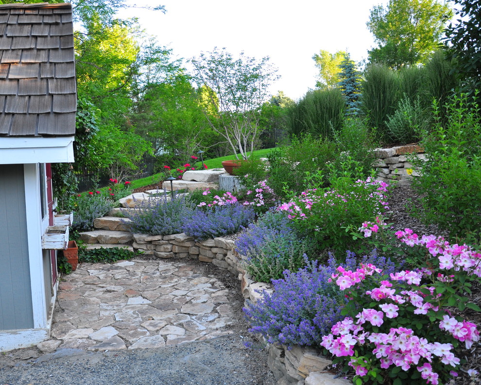 Klassischer Garten hinter dem Haus mit Natursteinplatten in Denver