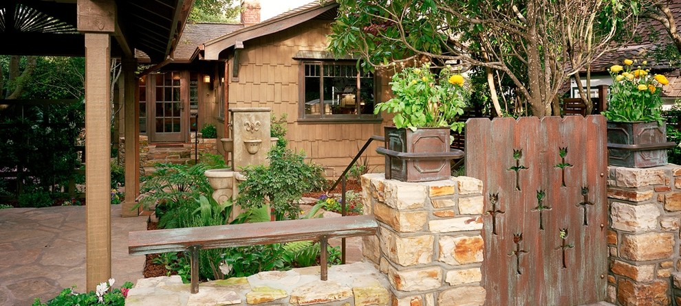 Foto di un giardino american style esposto a mezz'ombra di medie dimensioni e davanti casa in primavera con un ingresso o sentiero e pavimentazioni in pietra naturale