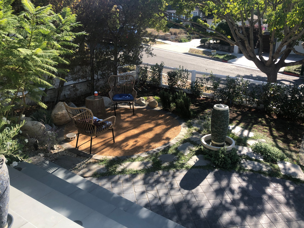 Foto di un giardino stile marinaro esposto a mezz'ombra di medie dimensioni e davanti casa in primavera con un ingresso o sentiero, pavimentazioni in pietra naturale e recinzione in legno