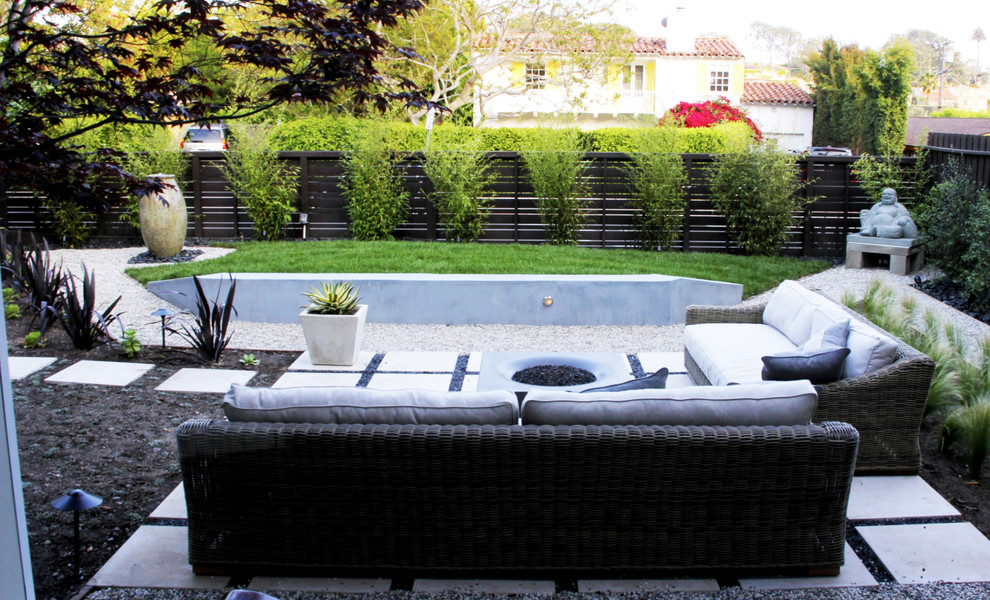 Imagen de jardín de secano actual de tamaño medio en patio delantero con brasero, exposición total al sol y adoquines de hormigón