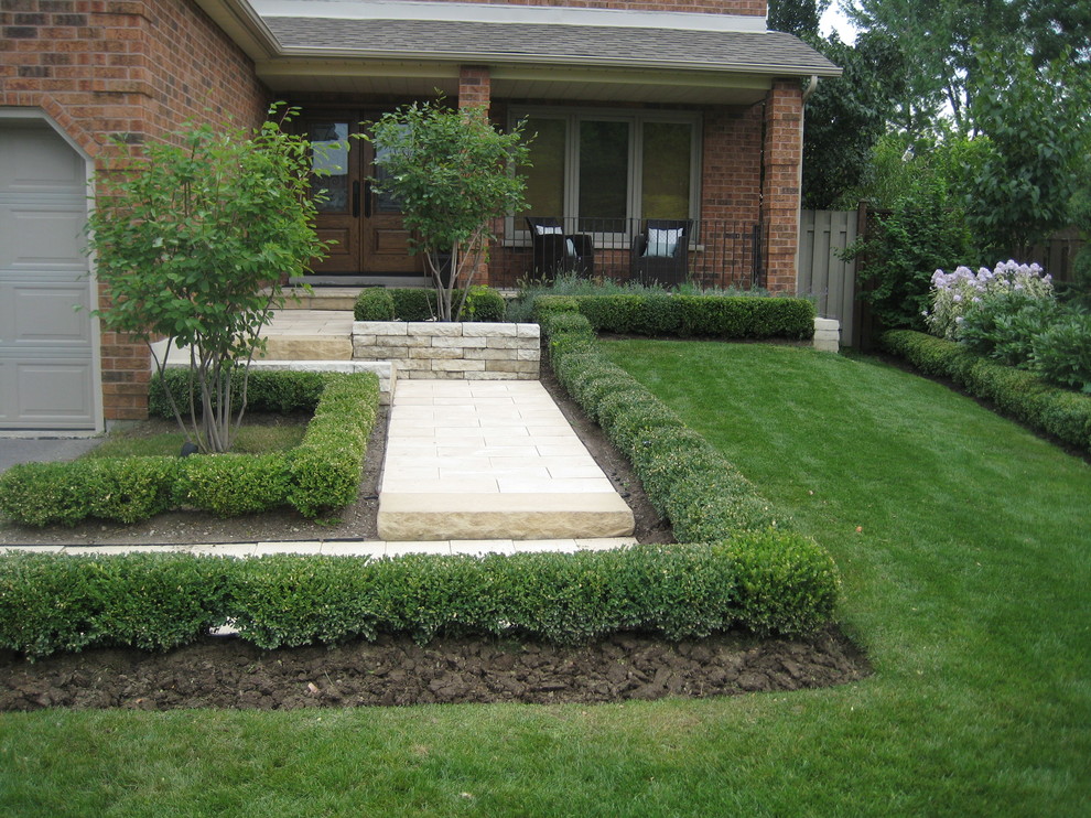 Kleiner, Geometrischer Moderner Garten im Sommer mit direkter Sonneneinstrahlung und Natursteinplatten in Toronto