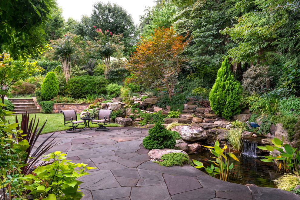 Idée de décoration pour un grand jardin avant craftsman avec un point d'eau, une exposition partiellement ombragée et des pavés en pierre naturelle.