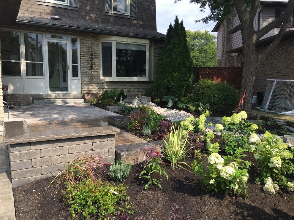 Design ideas for a medium sized classic front garden in Toronto.