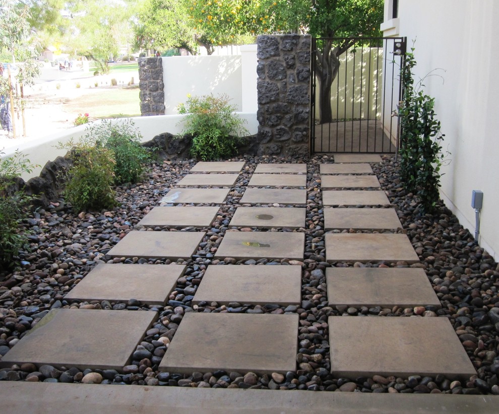 Esempio di un grande giardino minimal esposto in pieno sole davanti casa in estate con un ingresso o sentiero e pavimentazioni in cemento