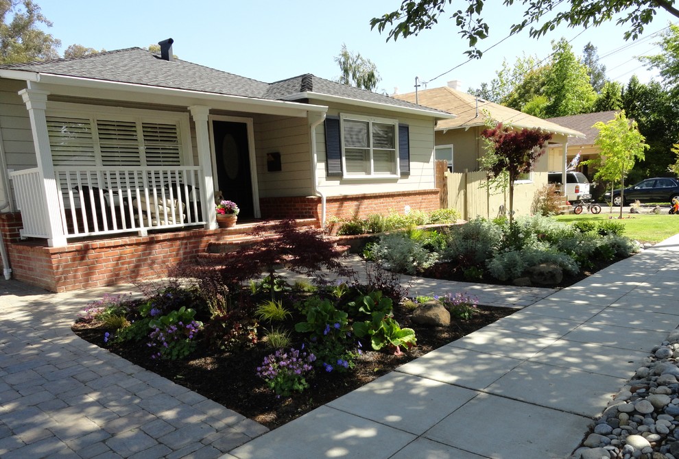 Immagine di un piccolo giardino xeriscape chic esposto a mezz'ombra davanti casa con un ingresso o sentiero e pavimentazioni in cemento