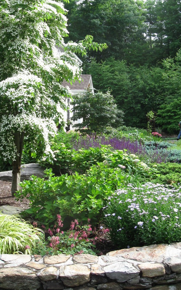 Ispirazione per un giardino classico esposto in pieno sole di medie dimensioni e davanti casa con un ingresso o sentiero