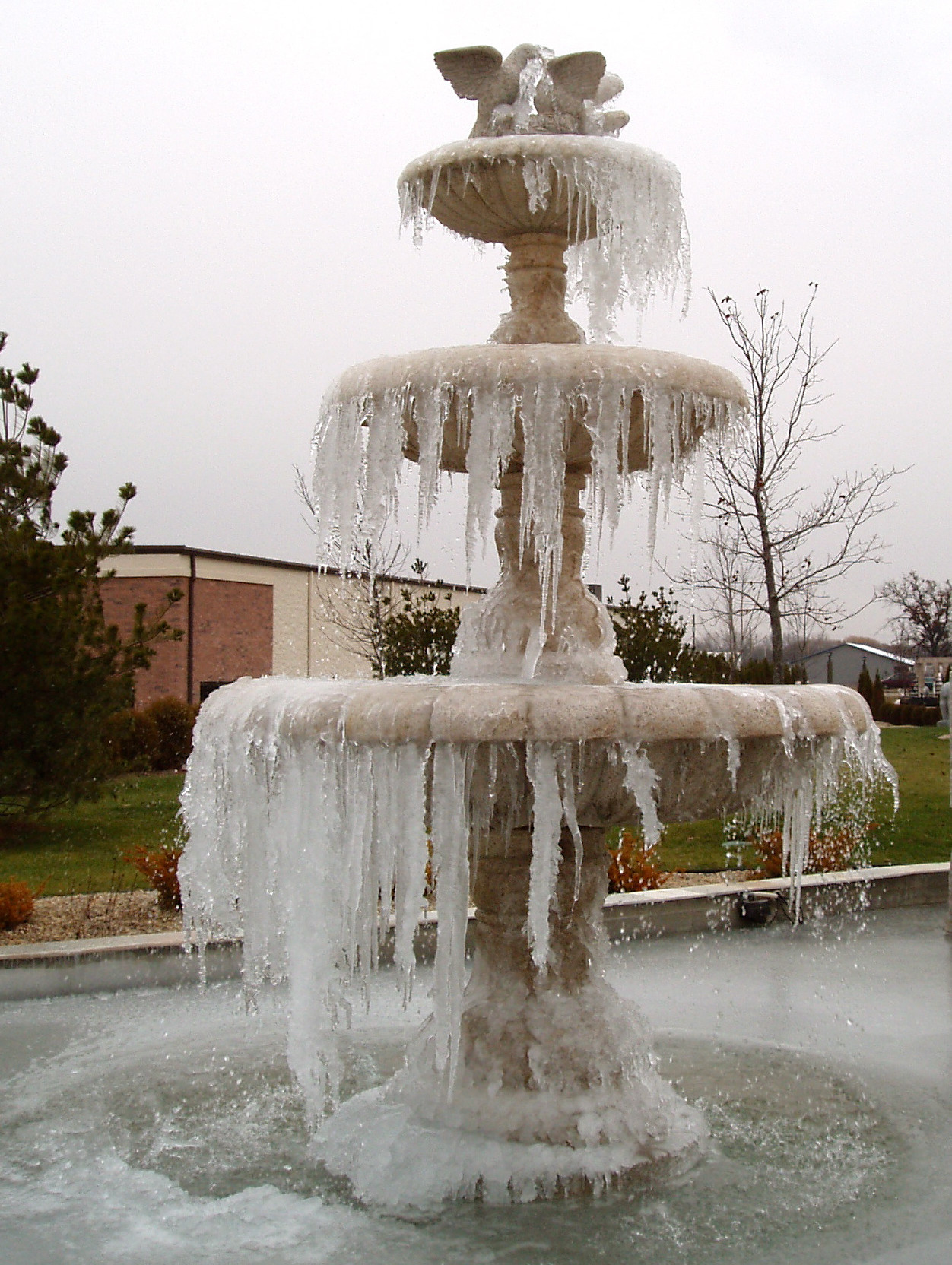 75 White Water Fountain Landscape Ideas You'll Love - November, 2022 | Houzz
