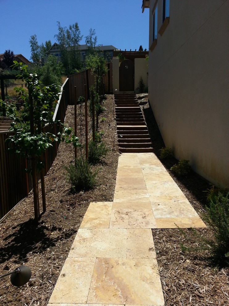 Ispirazione per un grande giardino american style esposto in pieno sole nel cortile laterale con pavimentazioni in pietra naturale