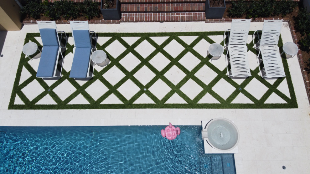 Immagine di un piccolo giardino moderno esposto in pieno sole dietro casa in estate con pavimentazioni in pietra naturale