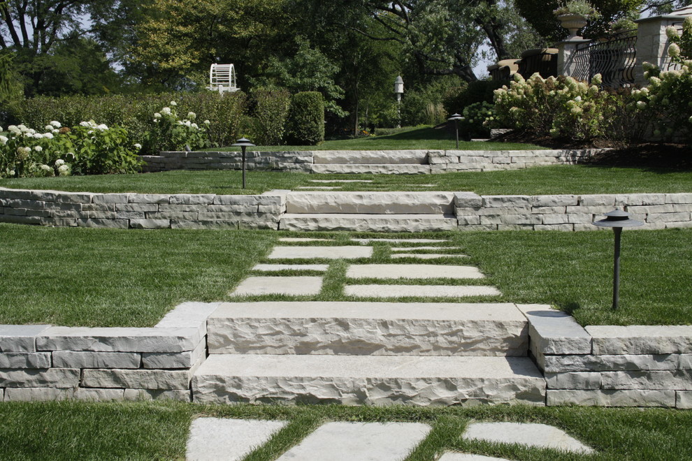 Geräumige Klassische Gartenmauer hinter dem Haus mit Natursteinplatten in Chicago