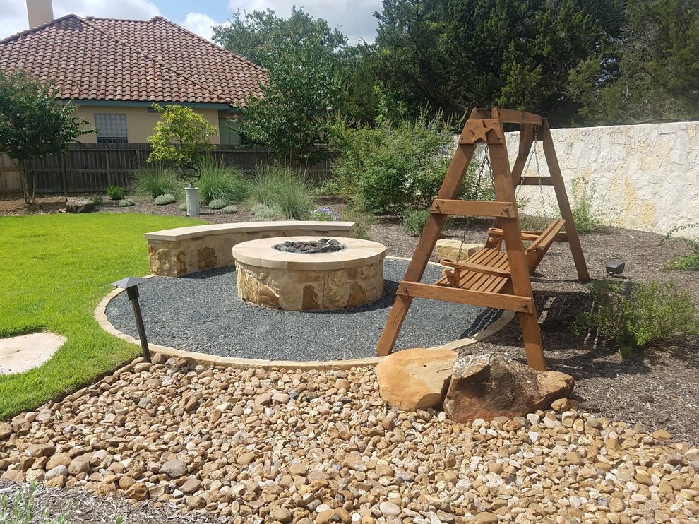 Cette image montre un grand jardin arrière chalet l'été avec une exposition ensoleillée et des pavés en pierre naturelle.