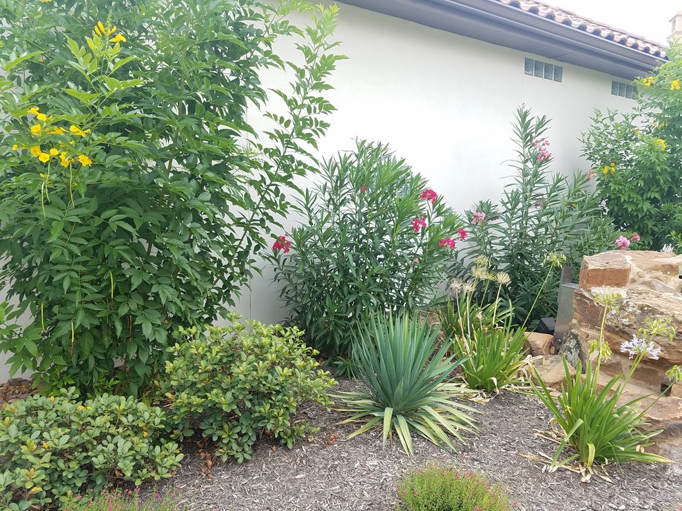 Idée de décoration pour un grand jardin arrière chalet l'été avec une exposition ensoleillée et des pavés en pierre naturelle.