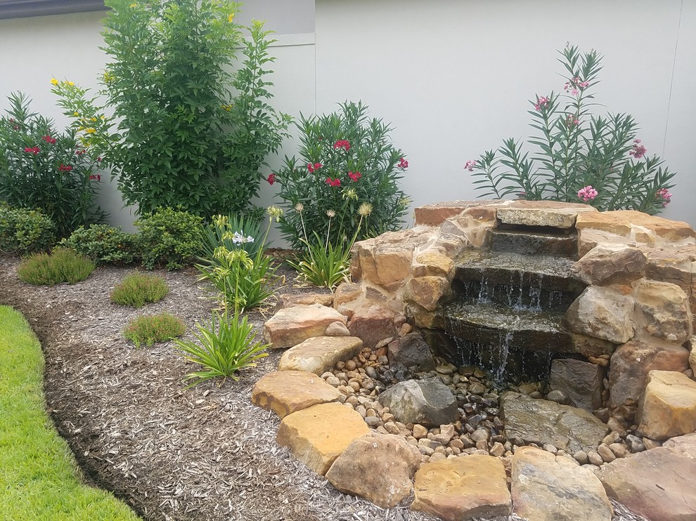 Inspiration pour un grand jardin arrière chalet l'été avec une exposition ensoleillée et des pavés en pierre naturelle.