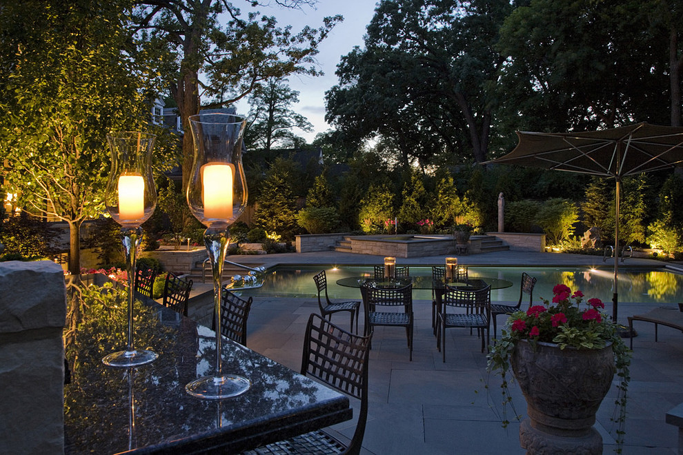 На фото: большой летний садовый фонтан на заднем дворе в классическом стиле с покрытием из каменной брусчатки и полуденной тенью