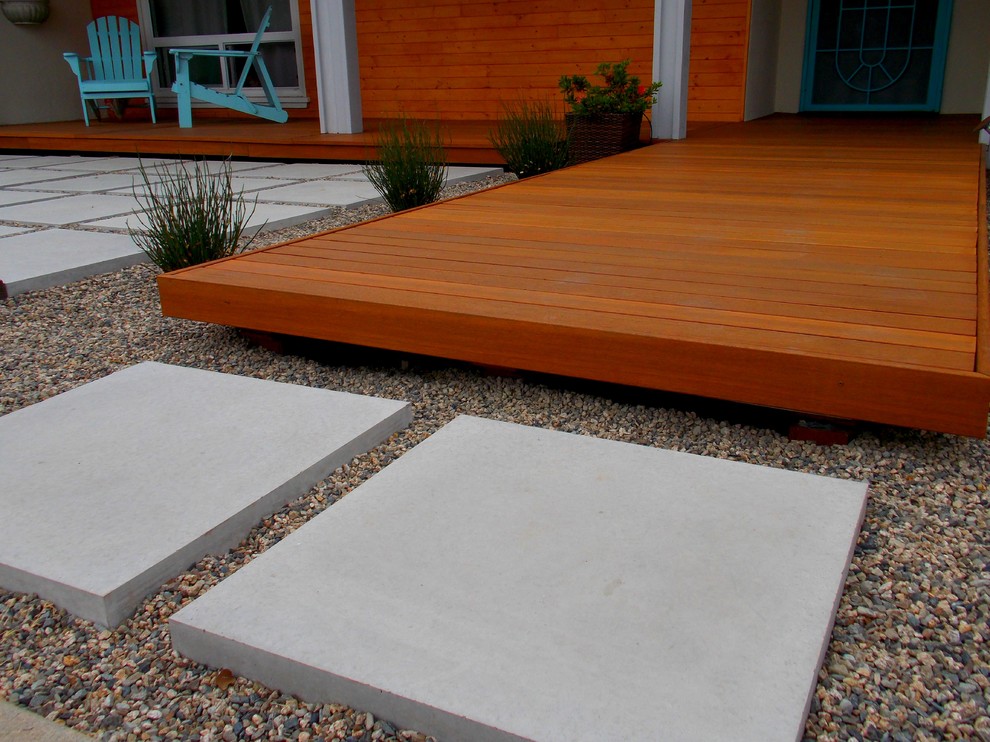 Идея дизайна: засухоустойчивый сад на переднем дворе в стиле фьюжн с мощением тротуарной плиткой