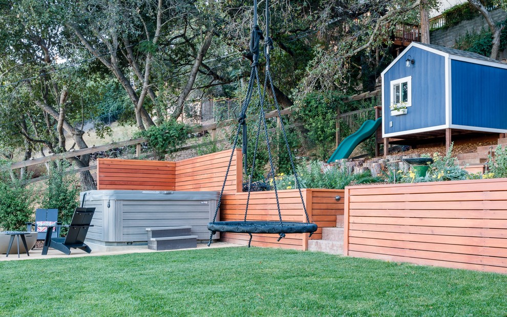 Großer, Halbschattiger Uriger Garten hinter dem Haus mit Dielen und Spielgerät in San Francisco