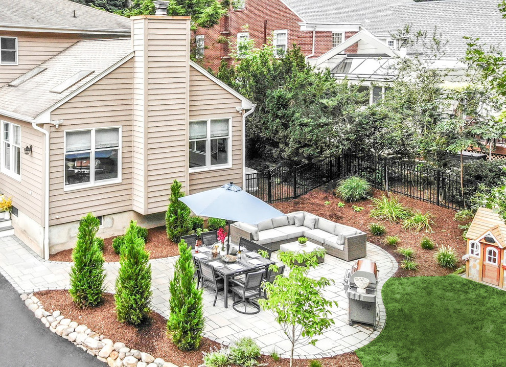 Идея дизайна: маленький участок и сад на заднем дворе в классическом стиле с подпорной стенкой и мощением тротуарной плиткой для на участке и в саду