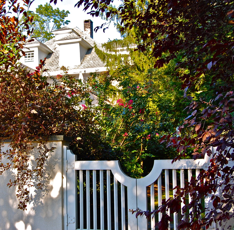 Inspiration for a traditional landscaping in New York.