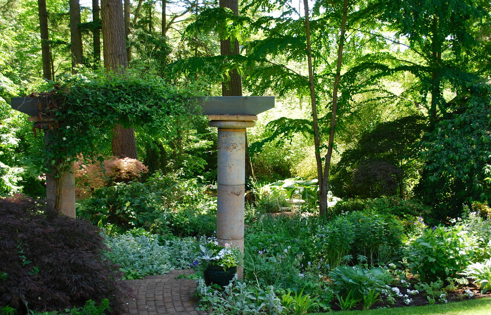 Ejemplo de camino de jardín bohemio de tamaño medio en verano en patio trasero con jardín francés, exposición reducida al sol y adoquines de ladrillo