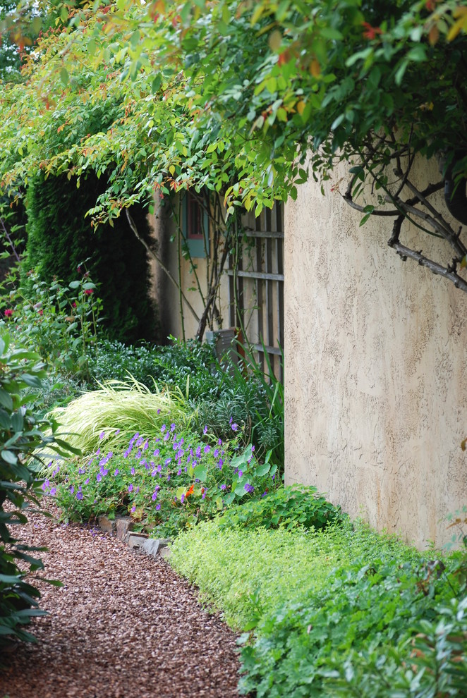 Exemple d'un jardin latéral chic de taille moyenne et l'été avec une exposition partiellement ombragée et un paillis.