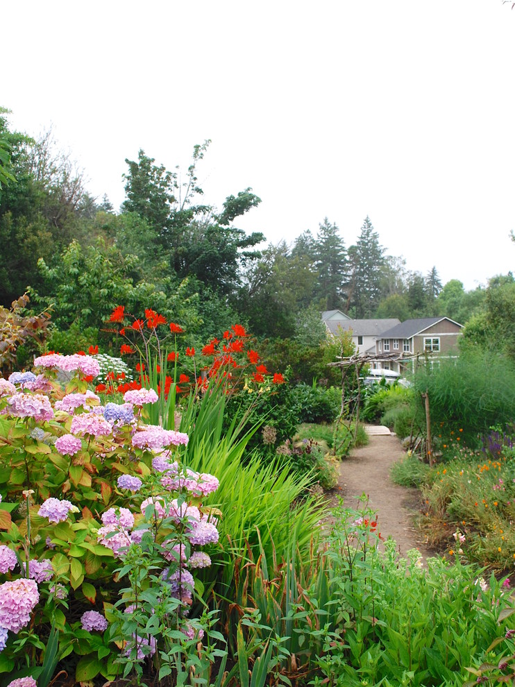Photo of a mid-sized traditional backyard formal garden in Seattle for summer.