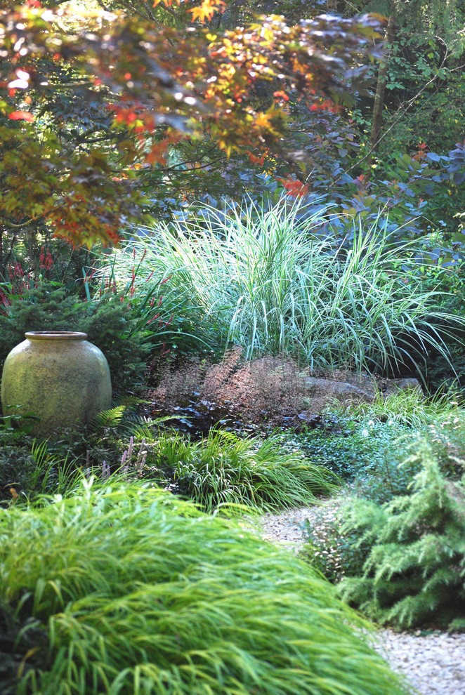 Immagine di un giardino formale minimal esposto a mezz'ombra in autunno