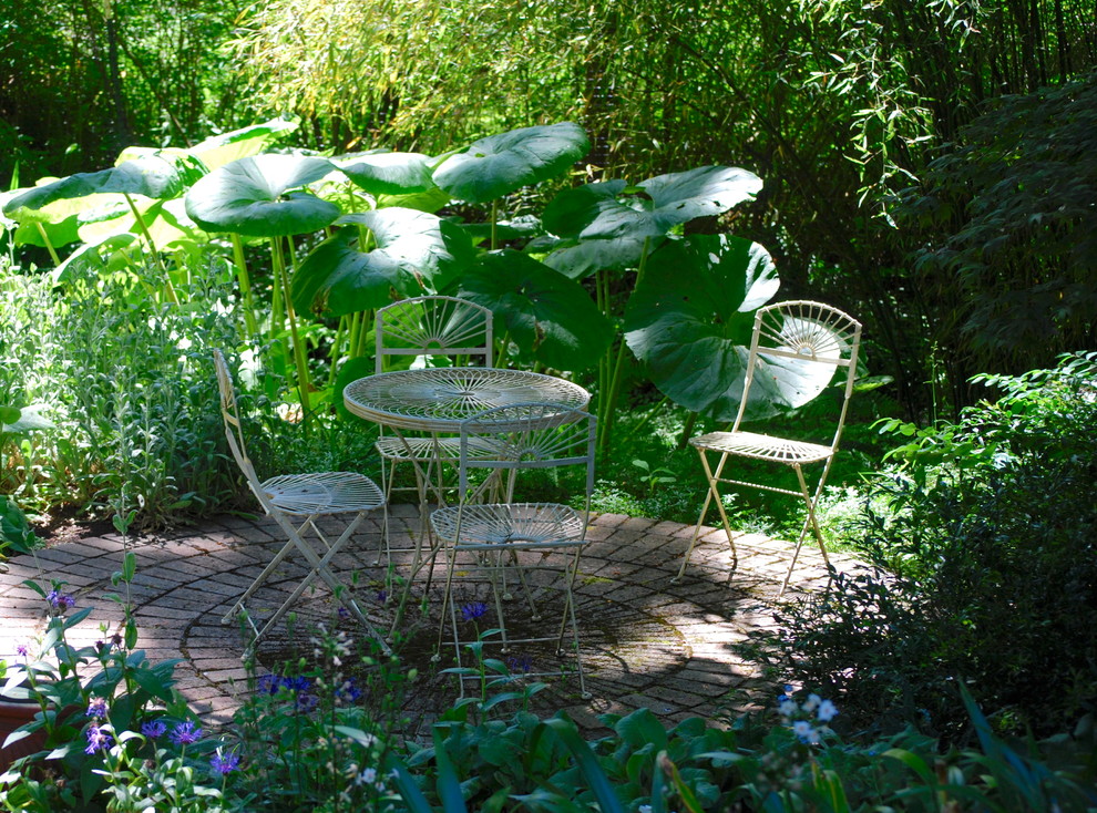 Источник вдохновения для домашнего уюта: тенистый, летний регулярный сад среднего размера на заднем дворе в стиле фьюжн с мощением клинкерной брусчаткой