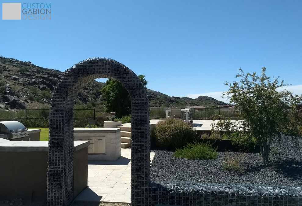 Cette image montre un jardin arrière minimaliste de taille moyenne.