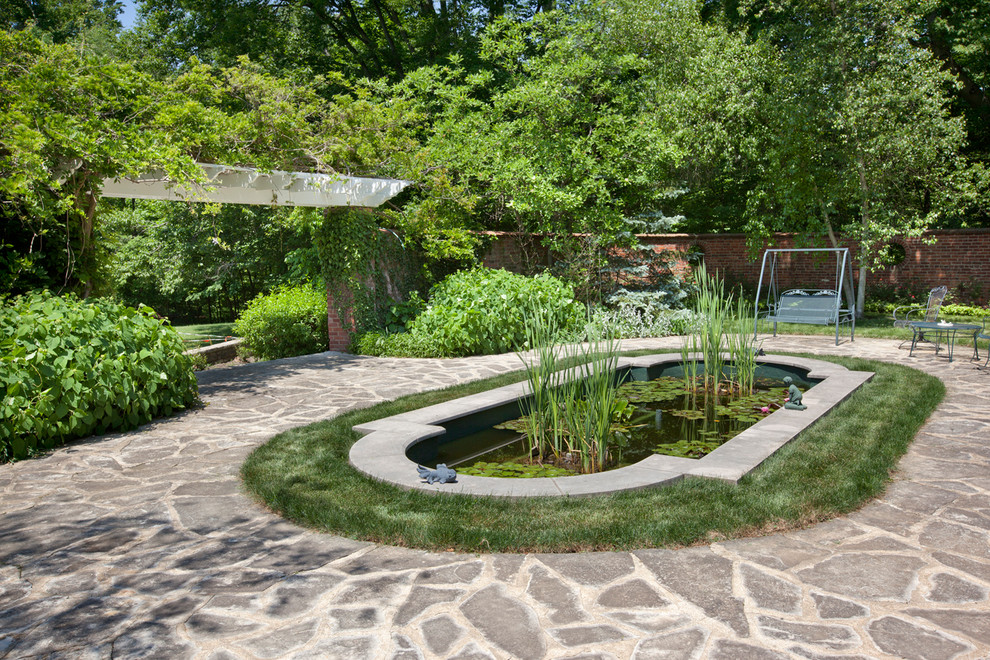 Foto de jardín clásico con fuente y exposición parcial al sol